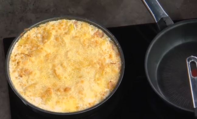 Η Αργυρώ Μπαρμπαρίγου μας ετοιμάζει πατάτες ογκρατέν με γαλοπούλα με τρούφα, μανιτάρια & γραβιέρα