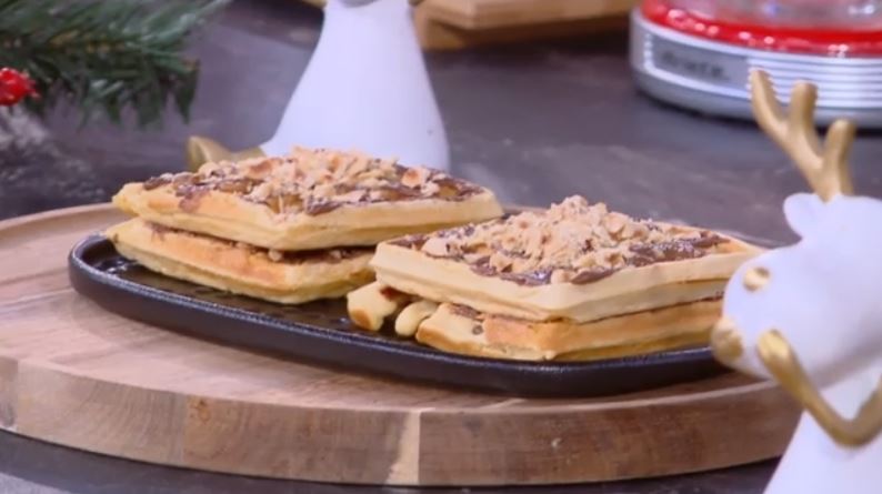 Ο Δημήτρης Σκαρμούτσος μάς ετοιμάζει κρέπες και βάφλες