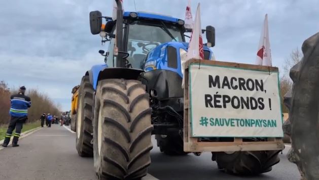 Σε αγροτικό κλοιό το Παρίσι – Στο κέντρο του Λονδίνου κατέβηκαν τα τρακτέρ