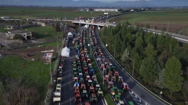 Στάση αναμονής στα μπλόκα για την απόφαση συνάντησης με τον πρωθυπουργό – Τι περιμένουν οι αγρότες