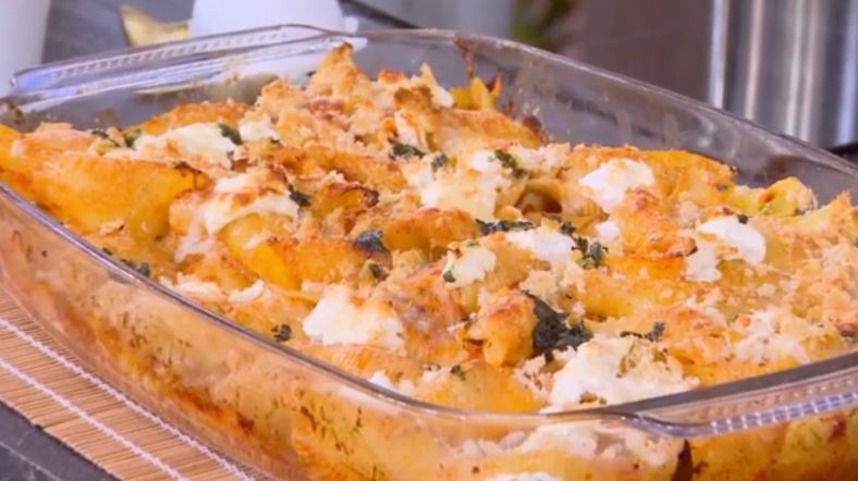 Ο Δημήτρης Σκαρμούτσος μάς ετοιμάζει ζυμαρικά φούρνου με μοτσαρέλα, ρικότα και τομάτα