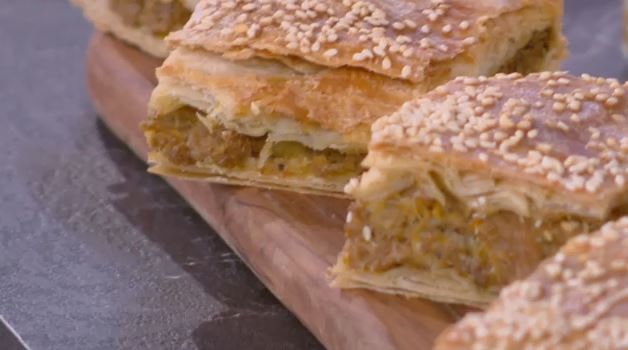 Ο Δημήτρης Σκαρμούτσος μάς ετοιμάζει κιμαδόπιτα