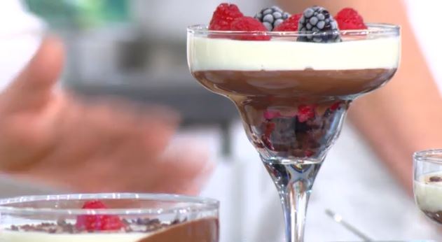 Η Αργυρώ Μπαρμπαρίγου μας ετοιμάζει πατάτες βελούδινη μους διπλής σοκολάτας με γιαούρτι και φρούτα του δάσους