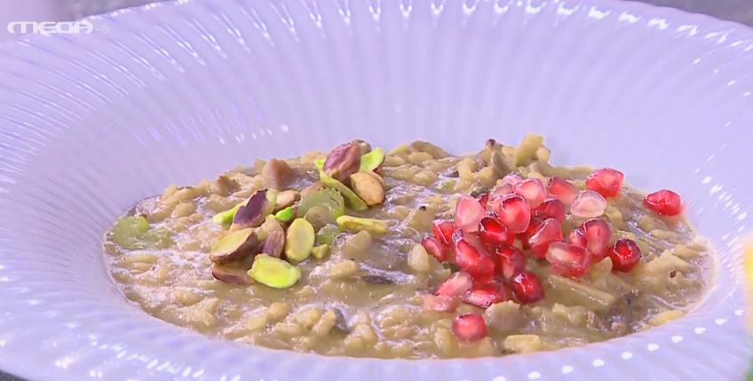 Ο Δημήτρης Σκαρμούτσος μάς ετοιμάζει ριζότο με κάστανα, ρόδι & καραμελωμένα φιστίκια