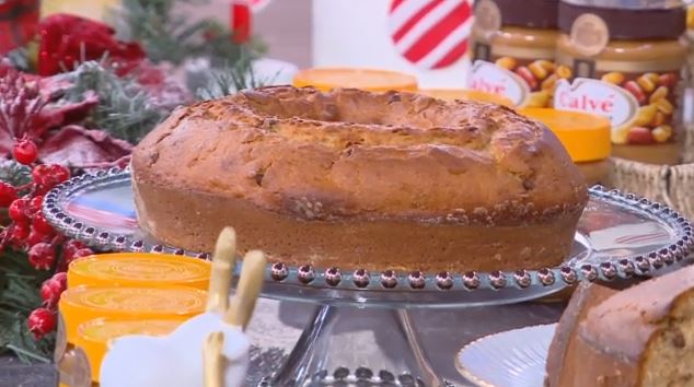 Ο Δημήτρης Σκαρμούτσος μάς ετοιμάζει κέικ με μπανάνα και φυστικοβούτυρο