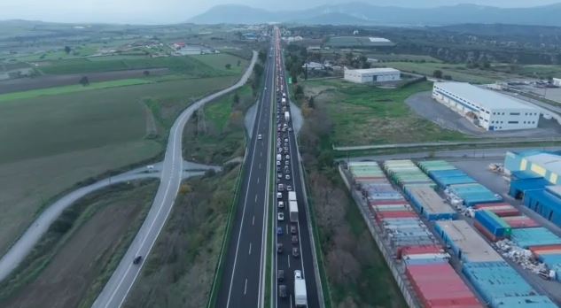 Ταλαιπωρία για τους εκδρομείς λόγω μπλόκων & εκτροπών – Ουρές χιλιομέτρων