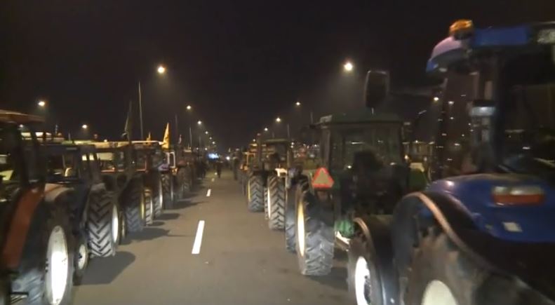 Οι αγρότες ενισχύουν τα μπλόκα τους – Πάνω από 5.000 τρακτέρ στους δρόμους