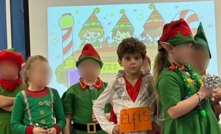 Ουαλία: Έντυσαν τον γιο τους Έλβις αντί για… ξωτικό σε χριστουγεννιάτικη γιορτή
