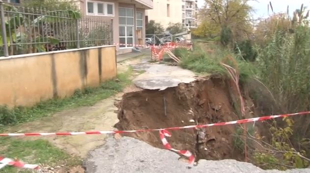 Σε κατάσταση συναγερμού ο Άγιος Δημήτριος – Καθιζήσεις στο ρέμα της Πικροδάφνης