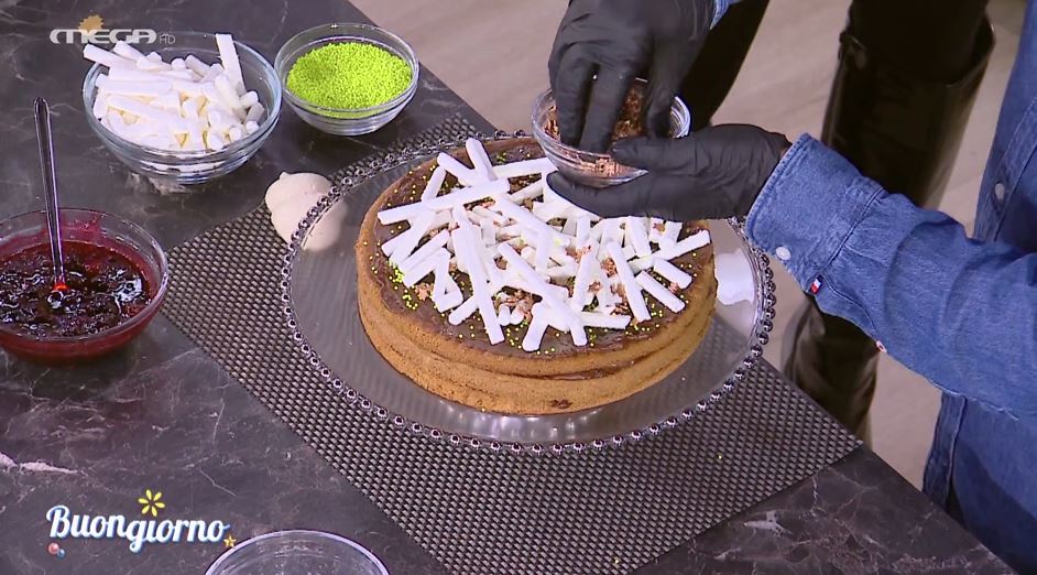 Ο Δημήτρης Χρονόπουλος μάς ετοιμάζει σοκολατένιο γιορτινό γλυκό