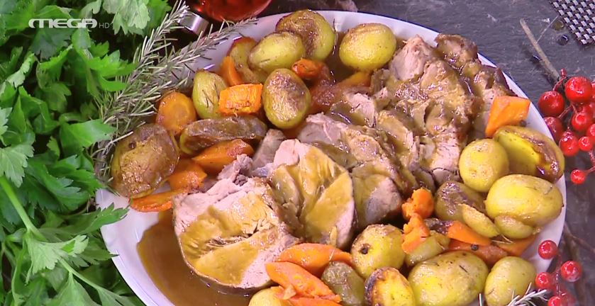 Ο Βασίλης Καλλίδης μάς ετοιμάζει ψητό χοιρινό στον φούρνο με μέλι και πατάτες