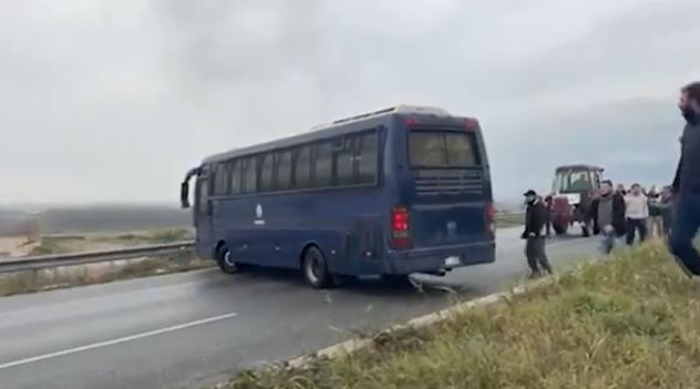 Κλιμακώνονται οι αγροτικές κινητοποιήσεις – ΕΔΕ για την κλούβα που προσπάθησε να σπάσει το μπλόκο