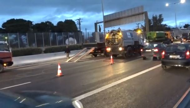 Κηφισός: Ανατροπή φορτηγού μετά από τροχαίο – 2 τραυματίες