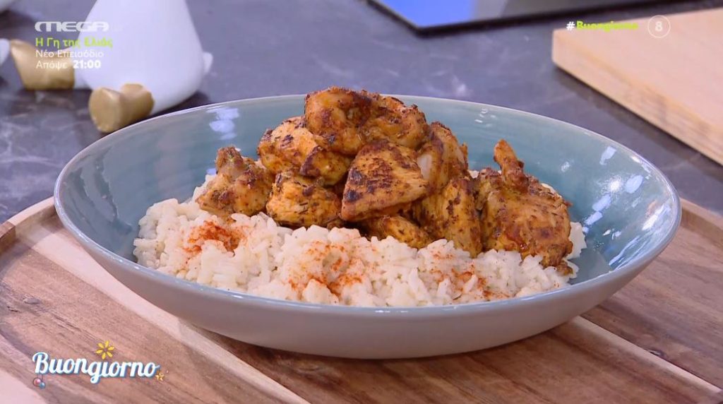 Ο Δημήτρης Σκαρμούτσος μάς ετοιμάζει κοτόπουλο με γιαούρτι & μπαχαρικά