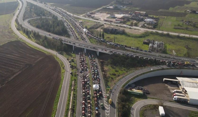 «Φουντώνουν» τα μπλόκα των αγροτών σε όλη τη χώρα – Κλειστοί δρόμοι & τελωνεία