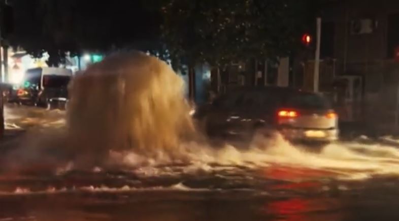 Κακοκαιρία Byron: «Σιντριβάνια» και πλημμύρες στην Καλλιθέα – «Βενετία» το Μοναστηράκι