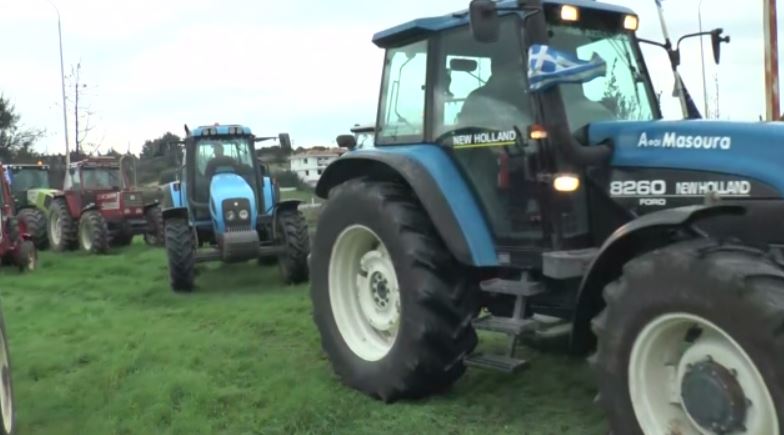 Κλιμακώνονται οι αγροτικές κινητοποιήσεις – Ένταση, συγκρούσεις αγροτών & αστυνομικών και χημικά