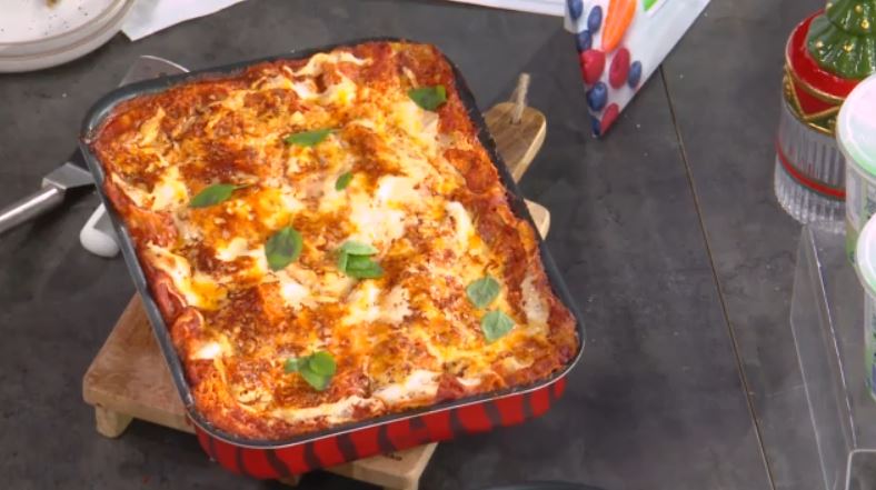 Η Αργυρώ Μπαρμπαρίγου μας ετοιμάζει λαζάνια με τυριά, μανιτάρια και κρέμα γιαουρτιού