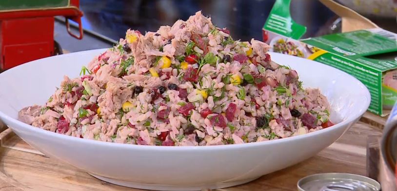 Ο Δημήτρης Σκαρμούτσος μάς ετοιμάζει τονοσαλάτα με καστανό ρύζι, ρόδι, σταφίδα & λαχανικά