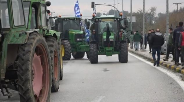 Αποφασισμένοι να συνεχίσουν τον αγώνα τους οι αγρότες – Κλείνουν το αεροδρόμιο Ηρακλείου
