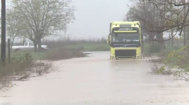 Κακοκαιρία: Νύχτα αγωνίας στην Θεσσαλία εξαιτίας της υπερχείλισης του ποταμού Ενιπέα – Καταστροφές σε όλη τη χώρα
