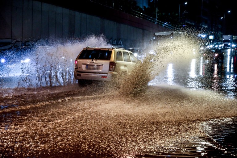 Αλλεπάλληλες λαίλαπες καταιγίδων από τα δυτικά όλη τη χώρα – Πού θα «χτυπήσει» σήμερα η κακοκαιρία Byron