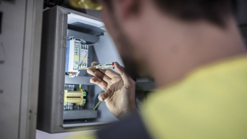 ΔΕΔΔΗΕ: «Τσουνάμι» καταγγελιών για αυθαίρετα πρόστιμα ρευματοκλοπής