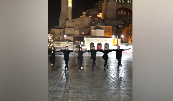 Τουρκία: Έλληνες χόρεψαν χασάπικο μπροστά στην Αγία Σοφία – «Φωτιά» στα τουρκικά ΜΜΕ