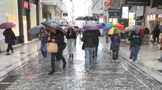 Με ομπρέλες τα ψώνια & τα κάλαντα των Χριστουγέννων