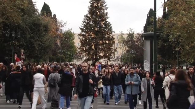 Σε ρυθμό Χριστουγέννων η αγορά – «Βούλιαξε» από κόσμο το κέντρο της Αθήνας