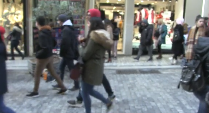 «Μύρισε» Χριστούγεννα στην Ερμού – Γέμισε από κόσμο ο εμπορικότερος δρόμος της Αθήνας