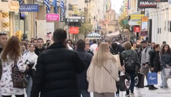 Το κέντρο της Αθήνας πλημμύρισε από κόσμο για τα ψώνια της τελευταίας στιγμής