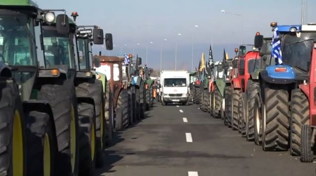 Παραμένουν στα μπλόκα οι αγρότες – Κλιμακώνουν τις κινητοποιήσεις