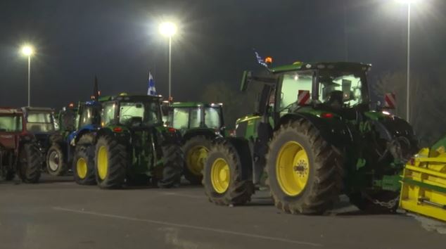 Κλιμακώνονται οι αγροτικές κινητοποιήσεις – Ανοιχτό το ρεύμα προς Θεσσαλονίκη, κλειστό προς Αθήνα