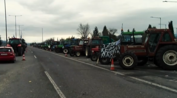 Αγροτικές κινητοποιήσεις: Ρεβεγιόν στα μπλόκα – Ανοιχτοί οι δρόμοι για τους εκδρομείς