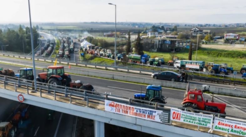 Αγρότες: «Παραλύει» η Ελλάδα από τα 54 μπλόκα που έχουν στηθεί σε όλη τη χώρα