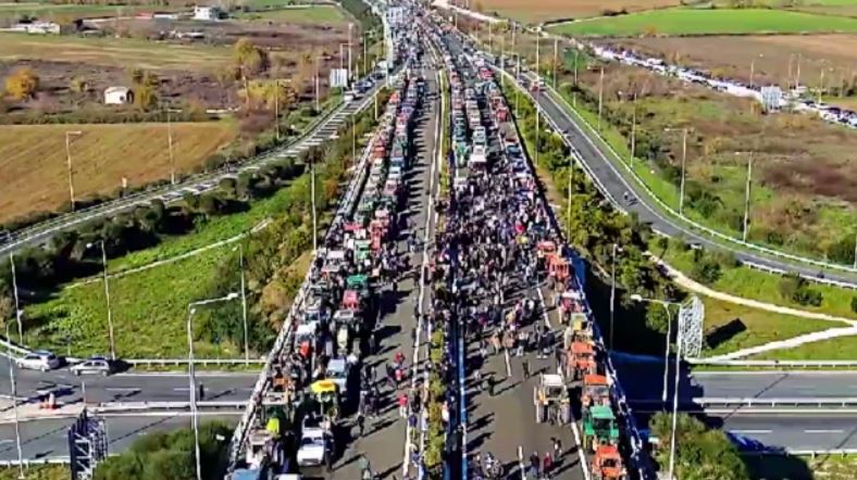 Συνεχίζουν τις κινητοποιήσεις οι αγρότες – Επεισόδια με τα ΜΑΤ και προσαγωγές