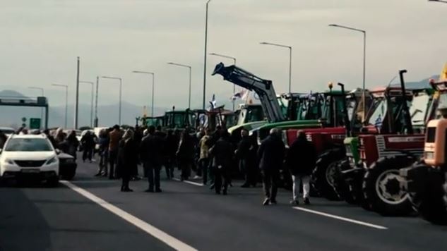 Μετ’ εμποδίων η έξοδος των Χριστουγέννων – Από παραδρόμους η κυκλοφορία στα μπλόκα