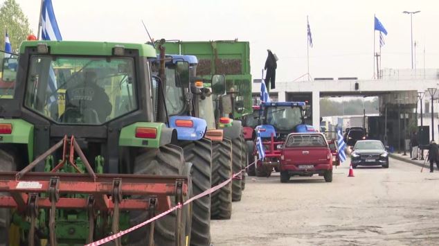 Αγρότες: Μπλόκα από χιλιάδες τρακτέρ σε όλη τη χώρα – Κλιμακώνουν τις κινητοποιήσεις