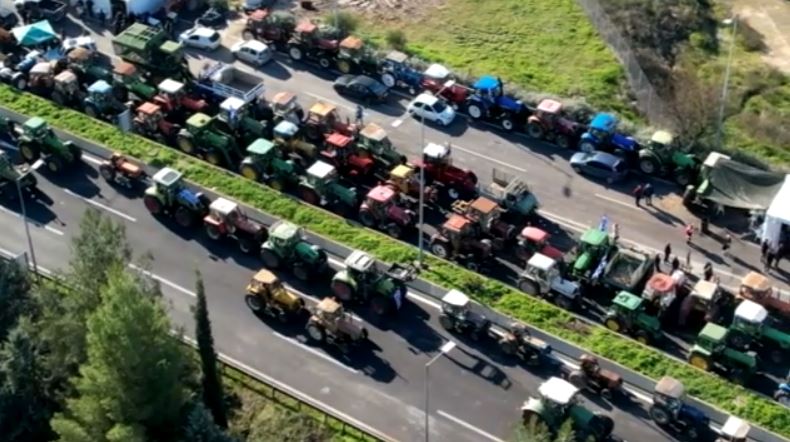 Επιμένει να καλεί σε διάλογο τους αγρότες η κυβέρνηση – «Πυρά» της αντιπολίτευσης