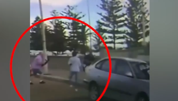 Αυστραλία: Νέο βίντεο σοκ από την τρομοκρατική επίθεση σε παραλία του Σίδνεϊ – Ηλικιωμένο ζευγάρι προσπαθεί να αφοπλίσει τον δράστη