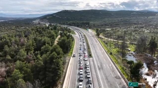 «Γολγοθάς» η έξοδος των Χριστουγέννων – Ουρές στους δρόμους λόγω μπλόκων, εκτροπών & έργων