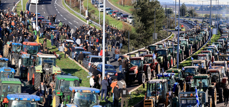 «Κομμένη στα δύο» η χώρα – Ανυποχώρητοι στα μπλόκα οι αγρότες