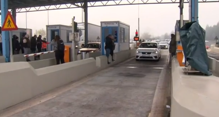 Αγρότες: Ανοίγουν τα διόδια και ετοιμάζονται για Χριστούγεννα στα μπλόκα