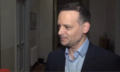 Χάρης Δούκας: «Το έχω πει και στον Κώστα Μπακογιάννη πως δεν του ταιριάζει η τοξικότητα γιατί είναι ένας νέος άνθρωπος»