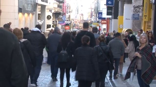 «Πλημμύρισε» κόσμο η Ερμού – Ανοιχτά τα καταστήματα