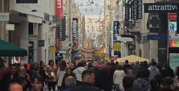 Σε χριστουγεννιάτικο κλίμα η αγορά – Πλήθος κόσμου για βόλτα και ψώνια στην Ερμού