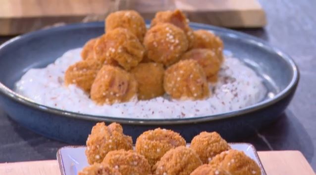 Ο Δημήτρης Σκαρμούτσος μάς ετοιμάζει φαλάφελ από παντζάρια & σάλτσα από ταχίνι