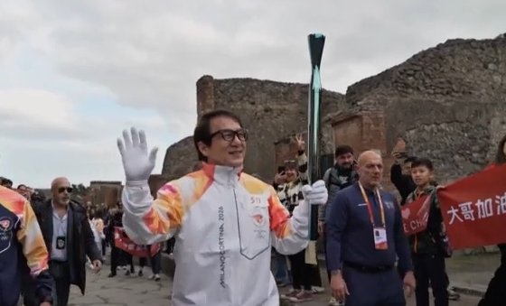 Ο διάσημος ηθοποιός Τζάκι Τσαν λαμπαδηδρόμος στην Ιταλία