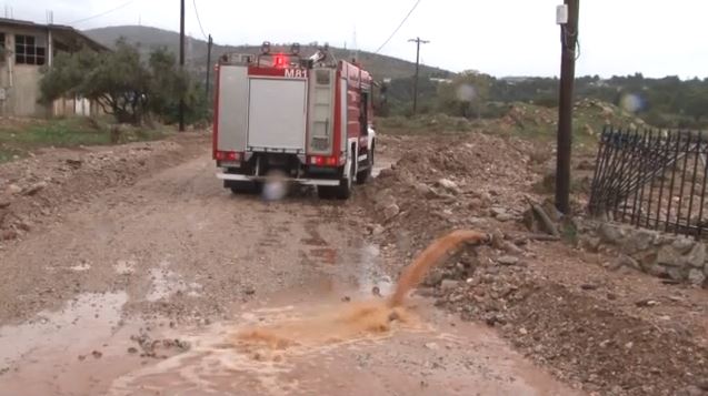 Καιρός: «Πνίγηκε» η δυτική Αττική από την κακοκαιρία «Byron» – Χείμαρροι οι δρόμοι, πλημμύρισαν σπίτια